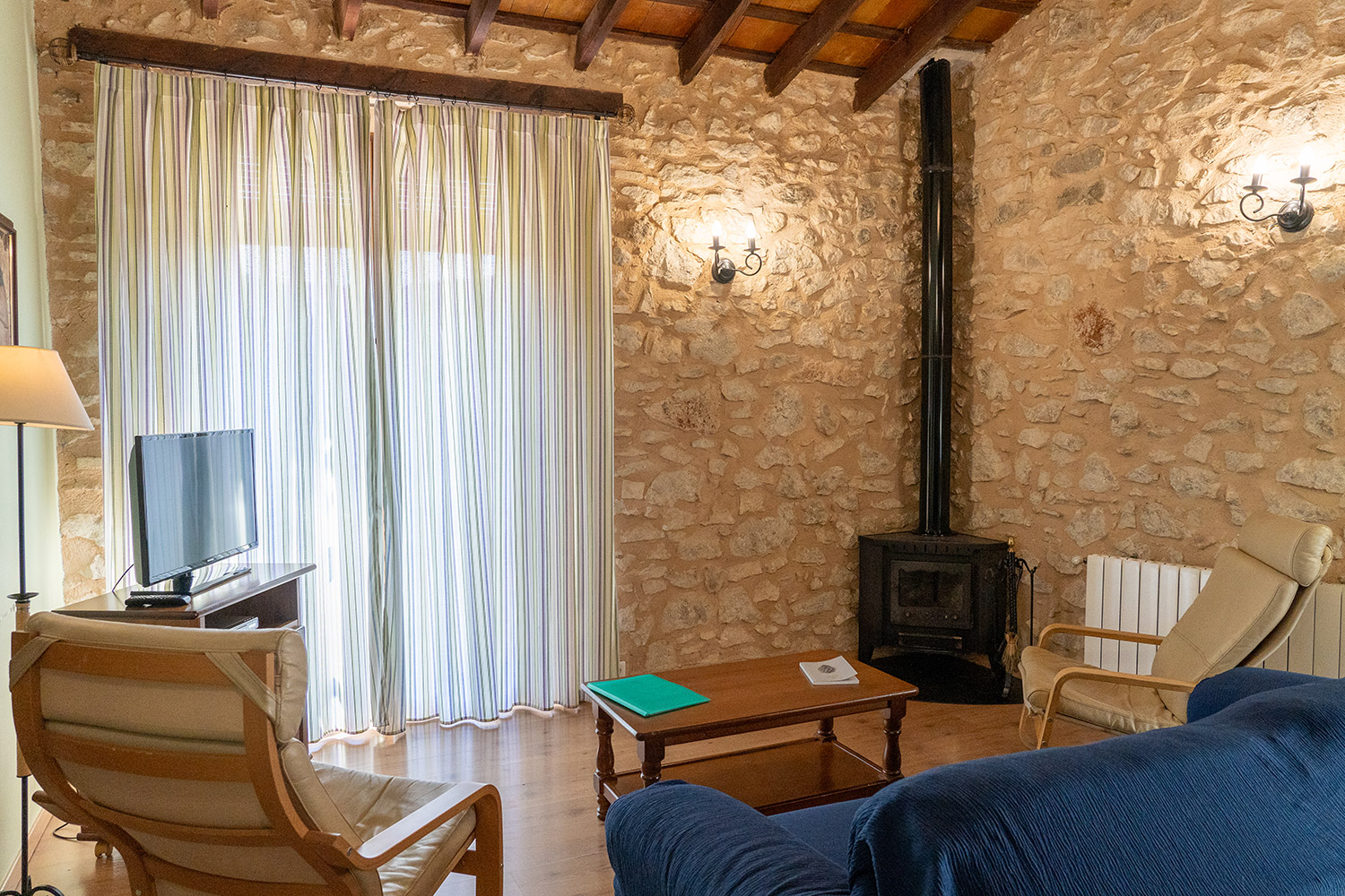 chimenea en apartamentos rurales l'Alqueria del Pilar