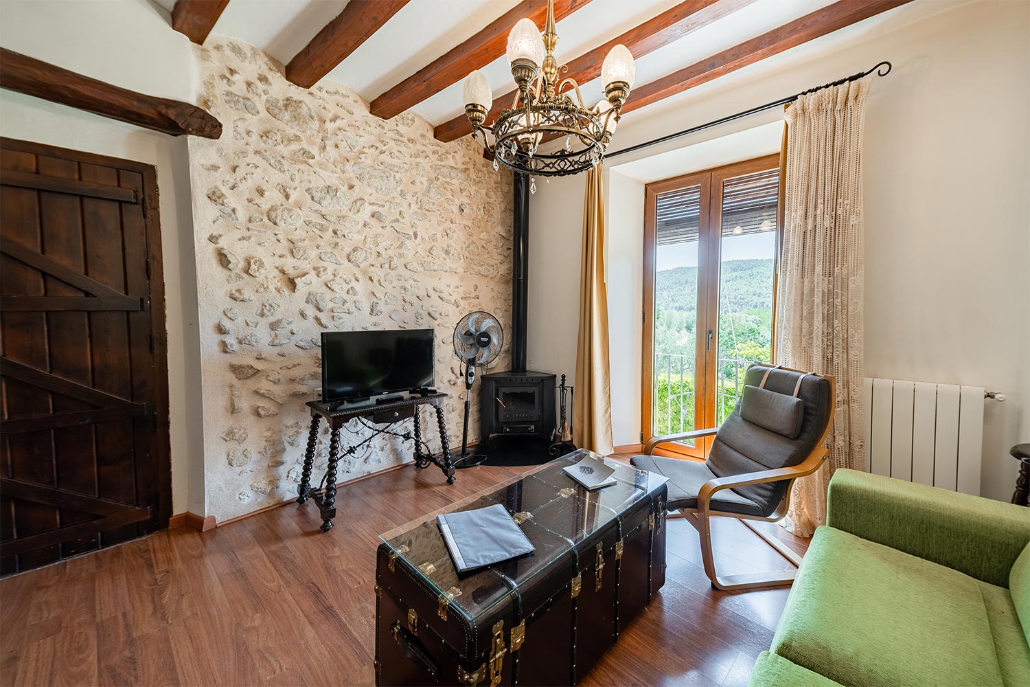 Apartamento 3 - salón con chimenea y vistas a la Sierra Mariola