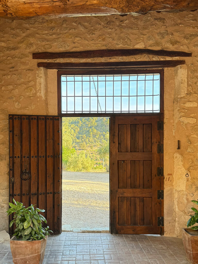 puerta y patio antiguos de l'Alqueria del Pilar